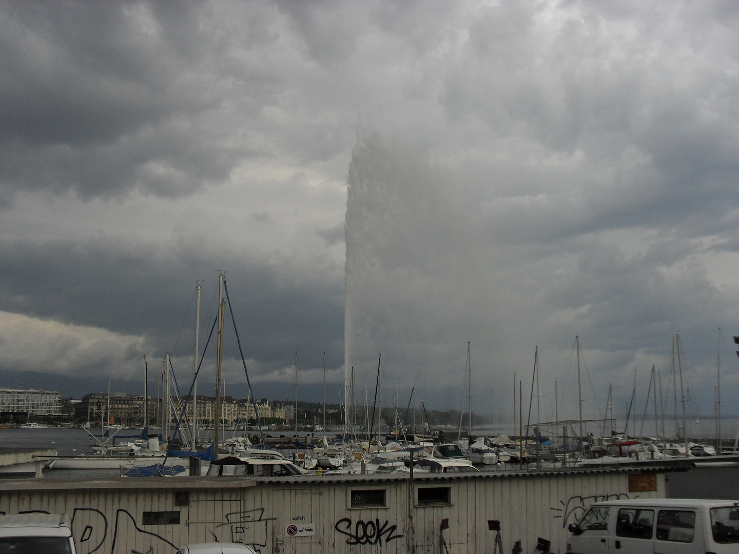 Jet d'Eau de Genève avec le port et les tags de la ville