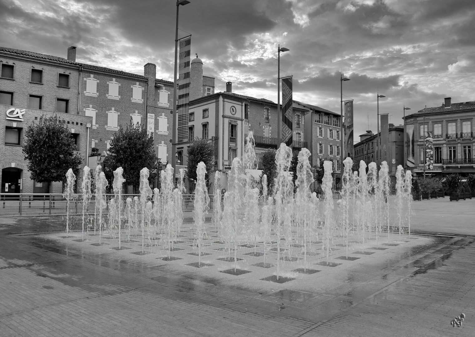 Jets d'eau sur la place