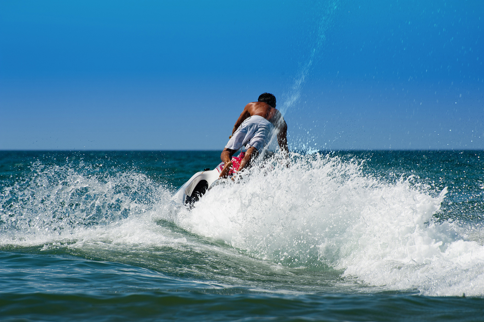 Jetskifahrer gibt Vollgas