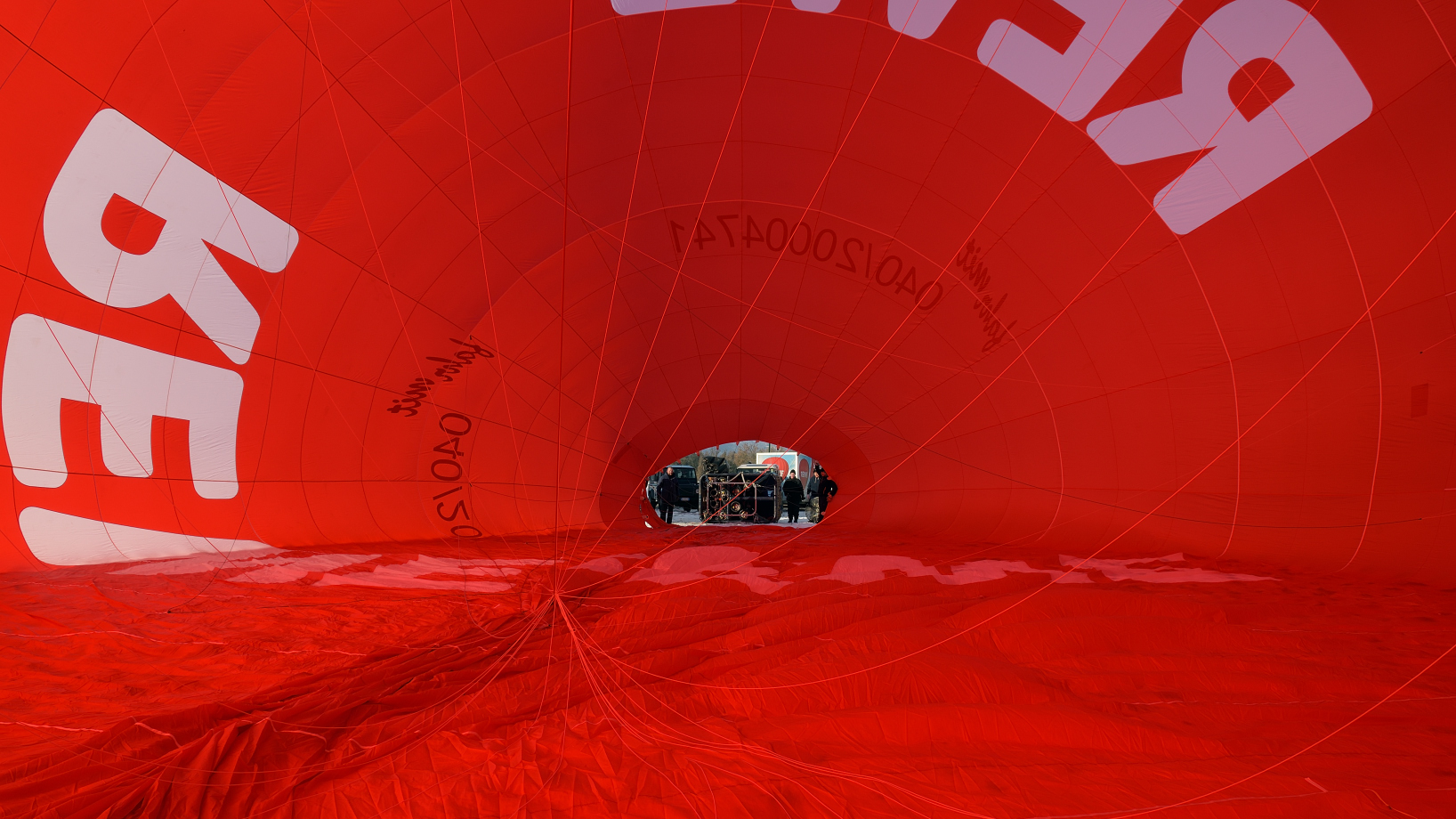 Jetzt bloß nicht die Brenner einschalten. Tolles Erlebniss so einen Ballon von innen zu sehen.