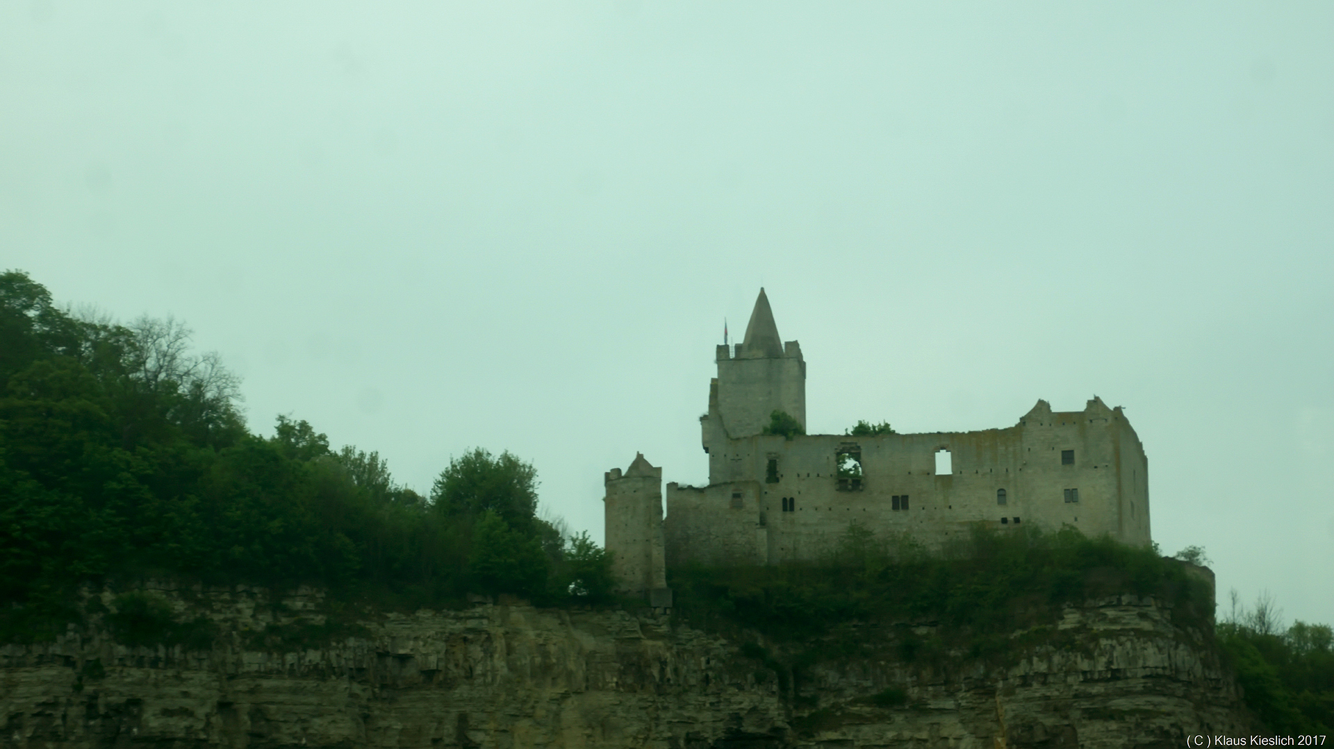 Jetzt fahren wir an der Ruine der Rudelsburg vorbei