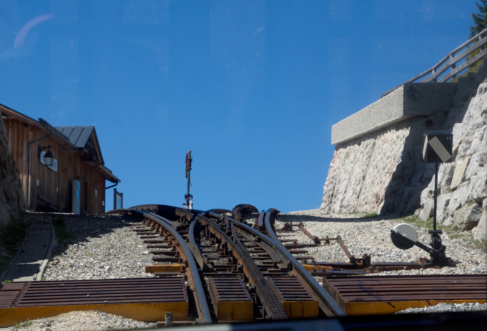 Jetzt fahren wir in die Station Schafberalpe Bahnhof ein