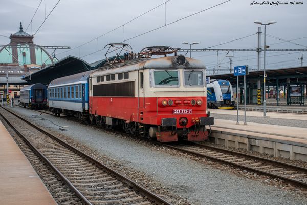 Jetzt flüchtet sie aus dem Bahnhof