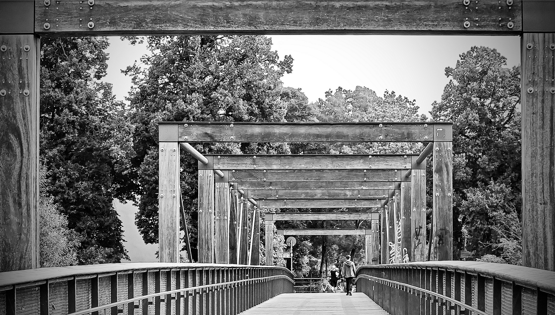 Jetzt geht er wieder über die Brücke ...