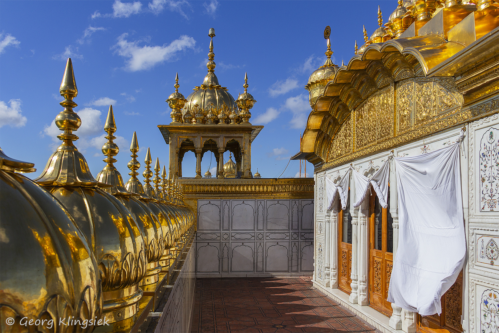 Jetzt geht es hinein in den Hari Mandir 