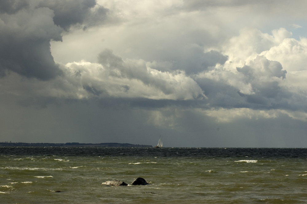 Jetzt geht's rund, sagte der Kapitän, die Wolken drehen sich schon im Kreis.