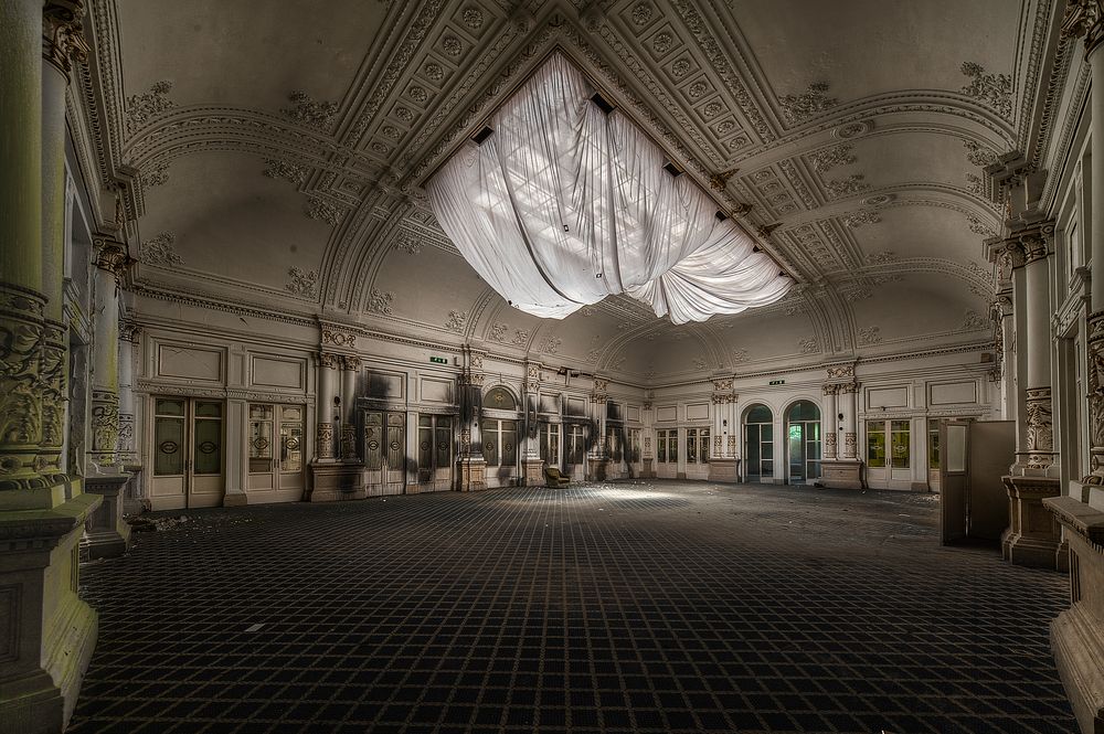 Jetzt hängen die Gardinen schon unter der Decke. Foto & Bild