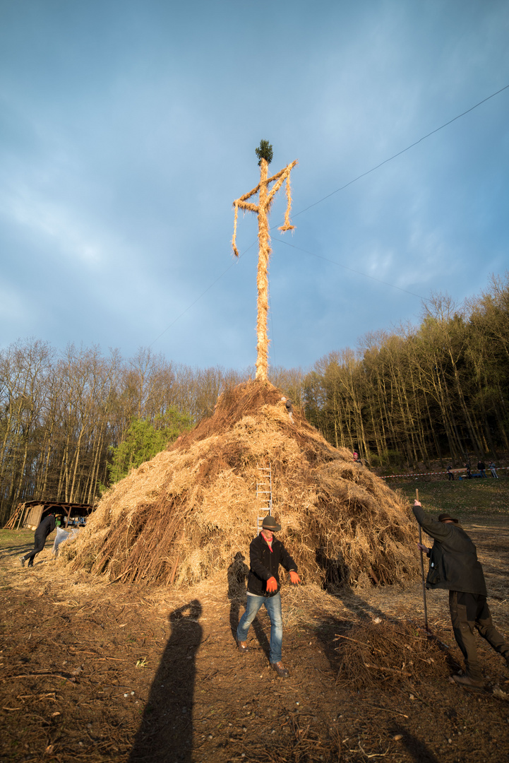 jetzt ist es fast fertig - Osterfeuer Attendorn