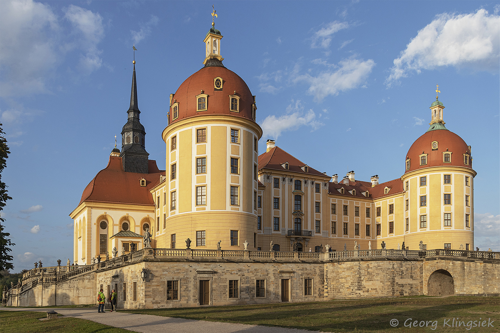 Jetzt umrunden wir das Schloss … 