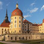 Jetzt umrunden wir das Schloss … 