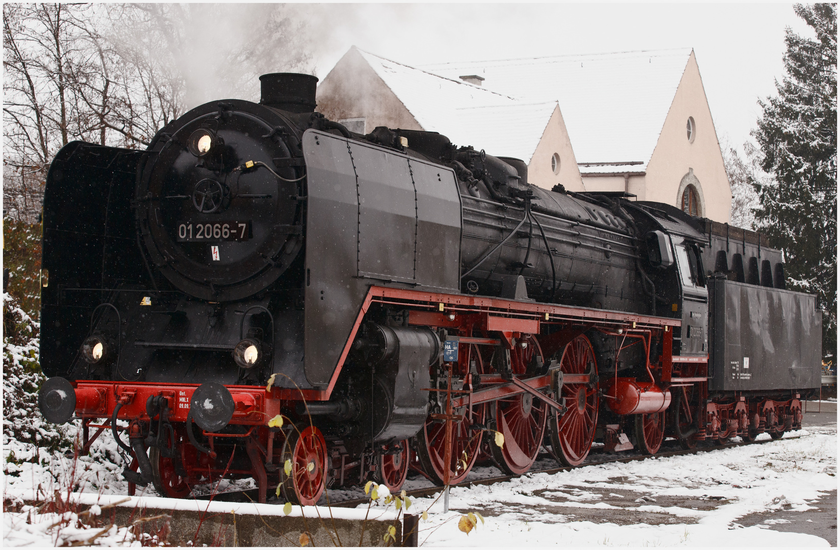 Jetzt wartet die 01.2066-7 auf die Rückfahrt 