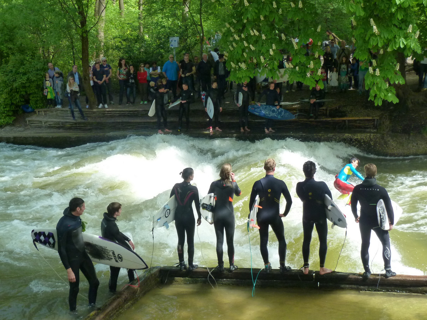 Jetzt wird die Warteschlange am Eisbach länger...