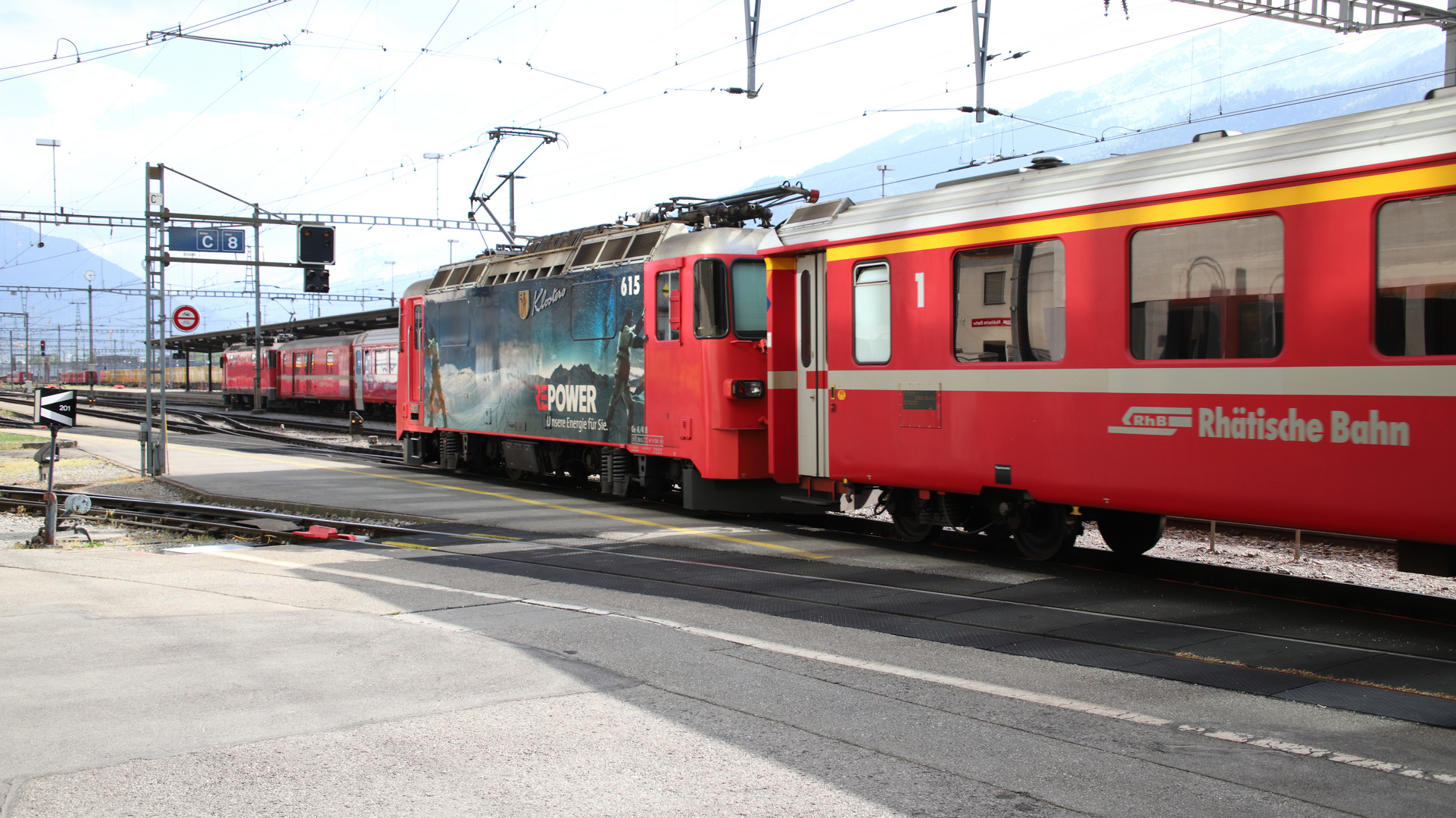 Jetzt wird unsrer Zug am Bahnsteig von Landquart bereit gestellt