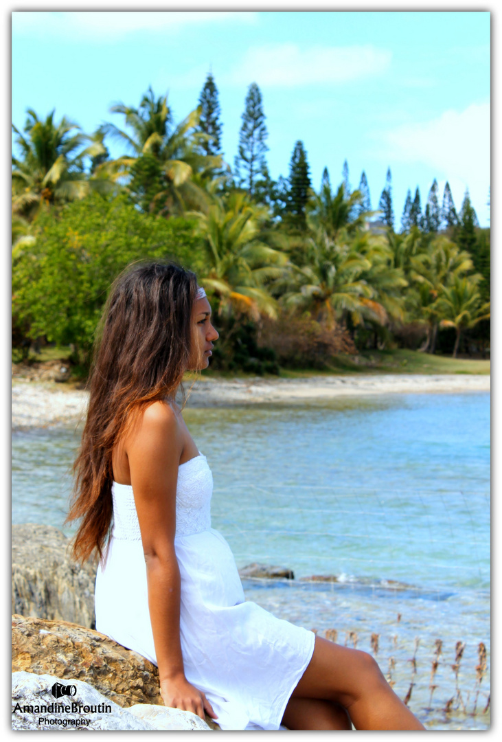 Jeune femme au bord de l'eau