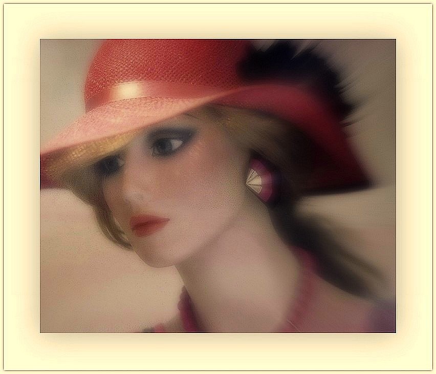 Jeune femme au chapeau rouge