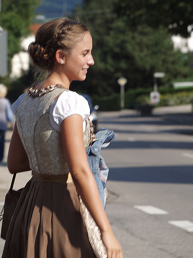 Jeune femme en costume bavarois  -- Junge Dame mit bayerischem Kleid