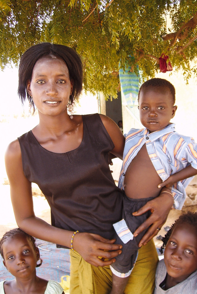 jeune femme et son enfant à Afnya