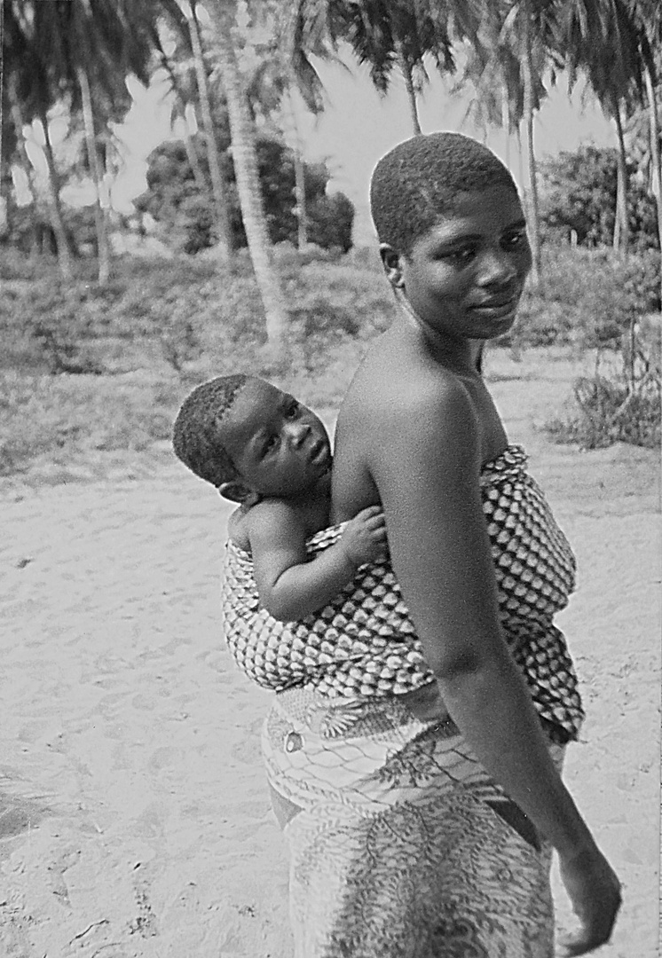 Jeune femme guinéenne et son enfant