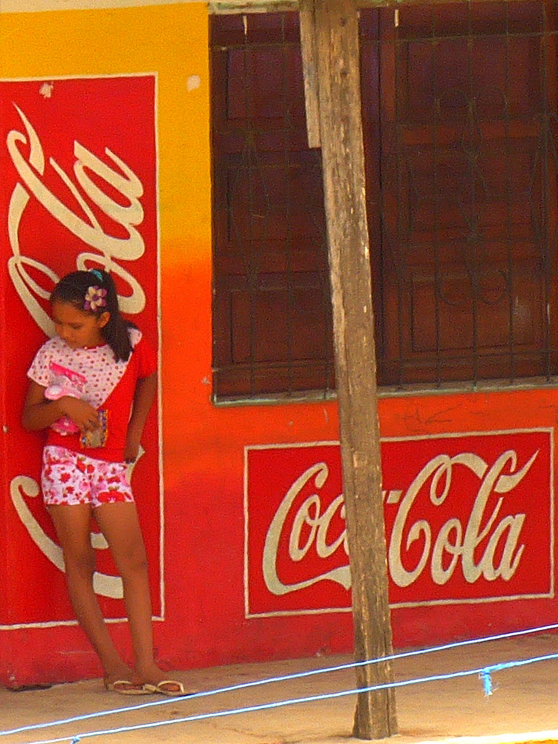 Jeune fille dans la rue