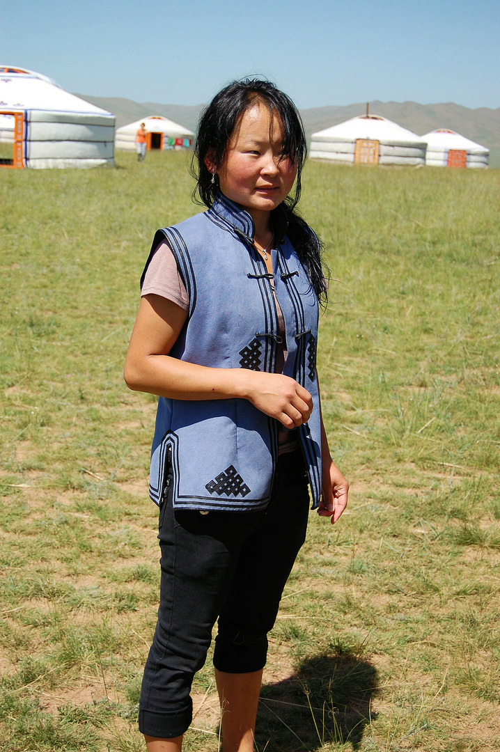 Jeune fille dans notre champ de yourte