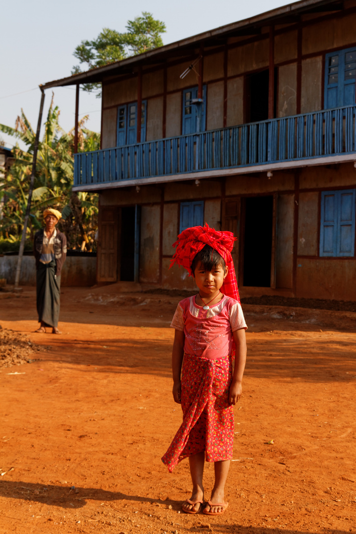 Jeune fille et père en Birmanie centrale