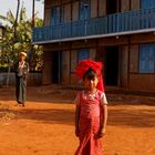 Jeune fille et père en Birmanie centrale