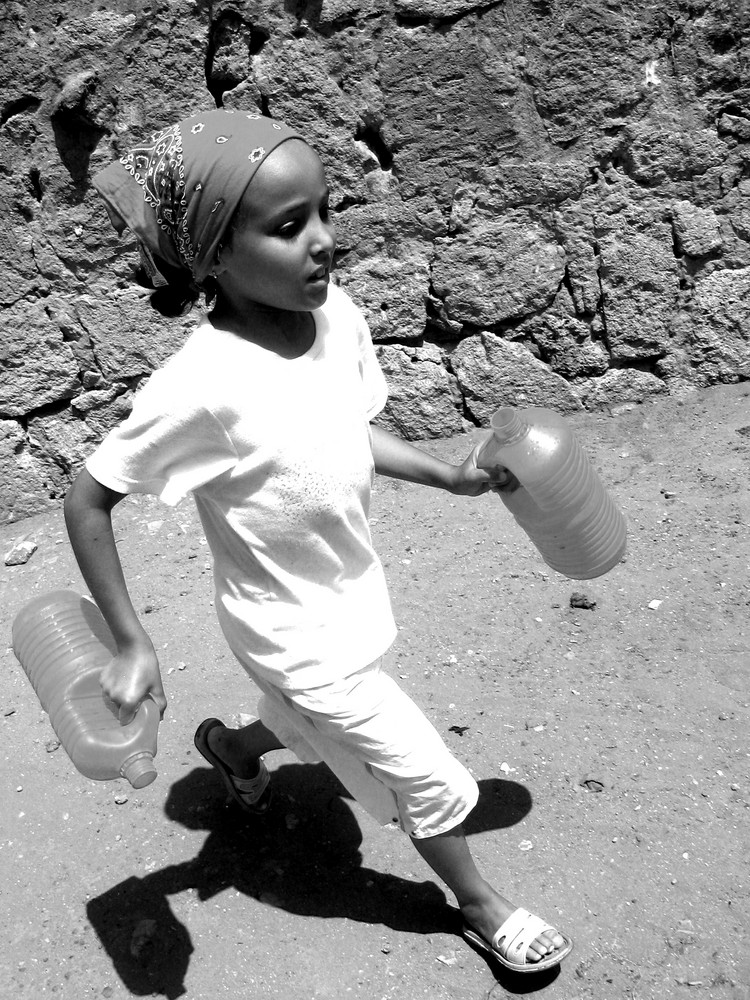 jeune fille partant chercher de l'eau à la fontaine du village !!!