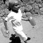 jeune fille partant chercher de l'eau à la fontaine du village !!!