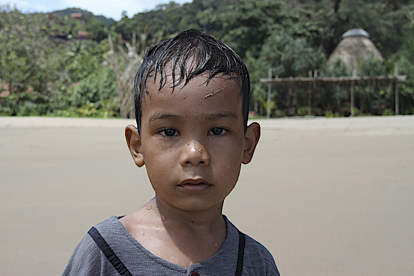 jeune garçon du sud de l'indonesie