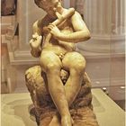 Jeune garçon (ou faune) assis, jouant de la flûte. Marbre grec du 1er siècle  