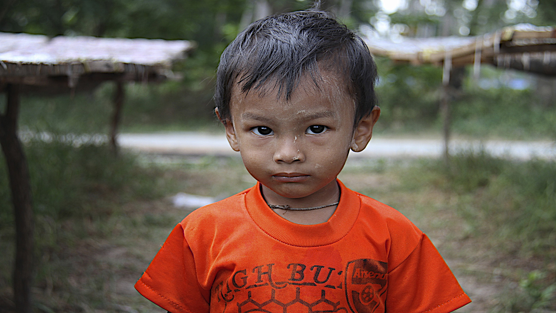 Jeune garçon qui habite une petite ile de pêcheurs à Ko Lanta .