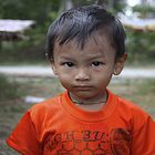 Jeune garçon qui habite une petite ile de pêcheurs à Ko Lanta .