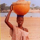 Jeune malienne porteuse de calebasses au bord du Niger