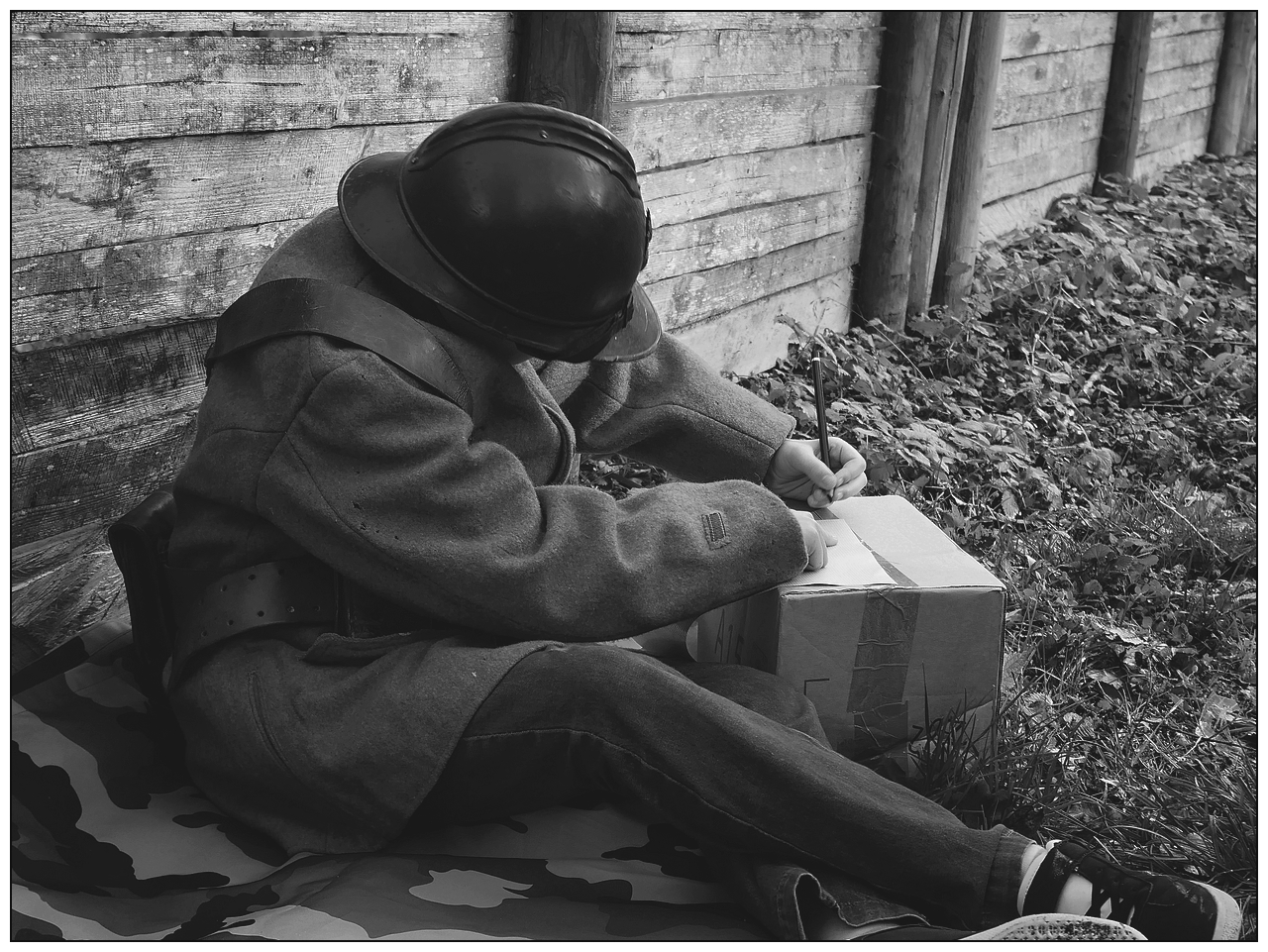 jeune soldat écrivant à ses parents