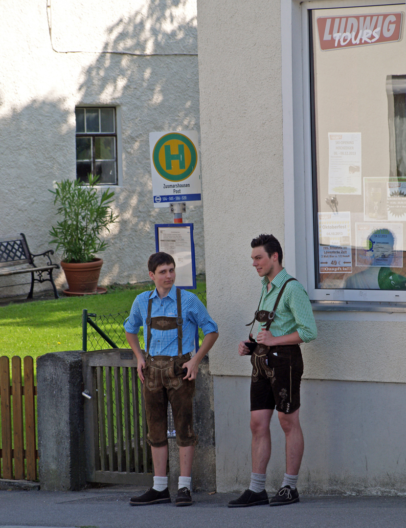 Jeunes bavarois à l’arrêt bus  --  Zusmarshausen  --  Junge Bayer an der Bushaltestelle