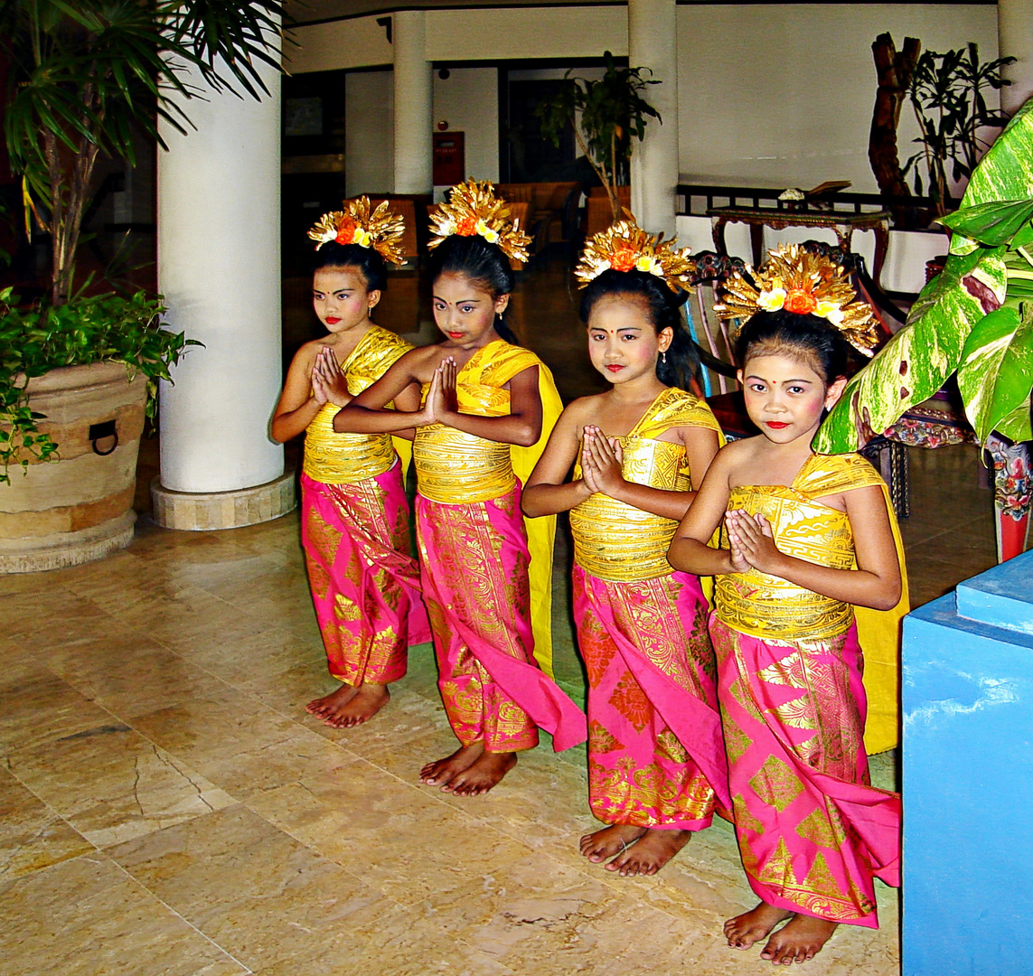 jeunes danseuses balinaises