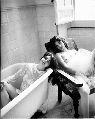 jeunes filles dans la salle de bain