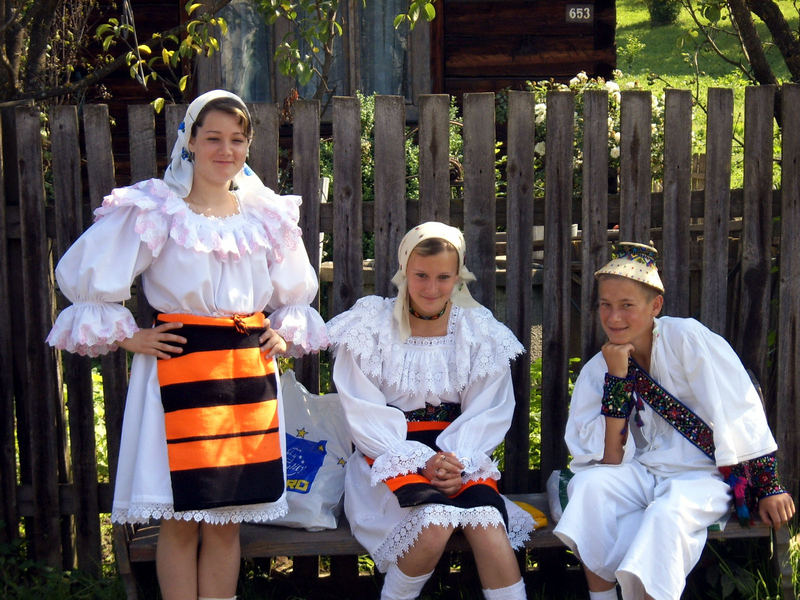 Jeunes Roumains de la région du Maramures le jour de la St Jean.