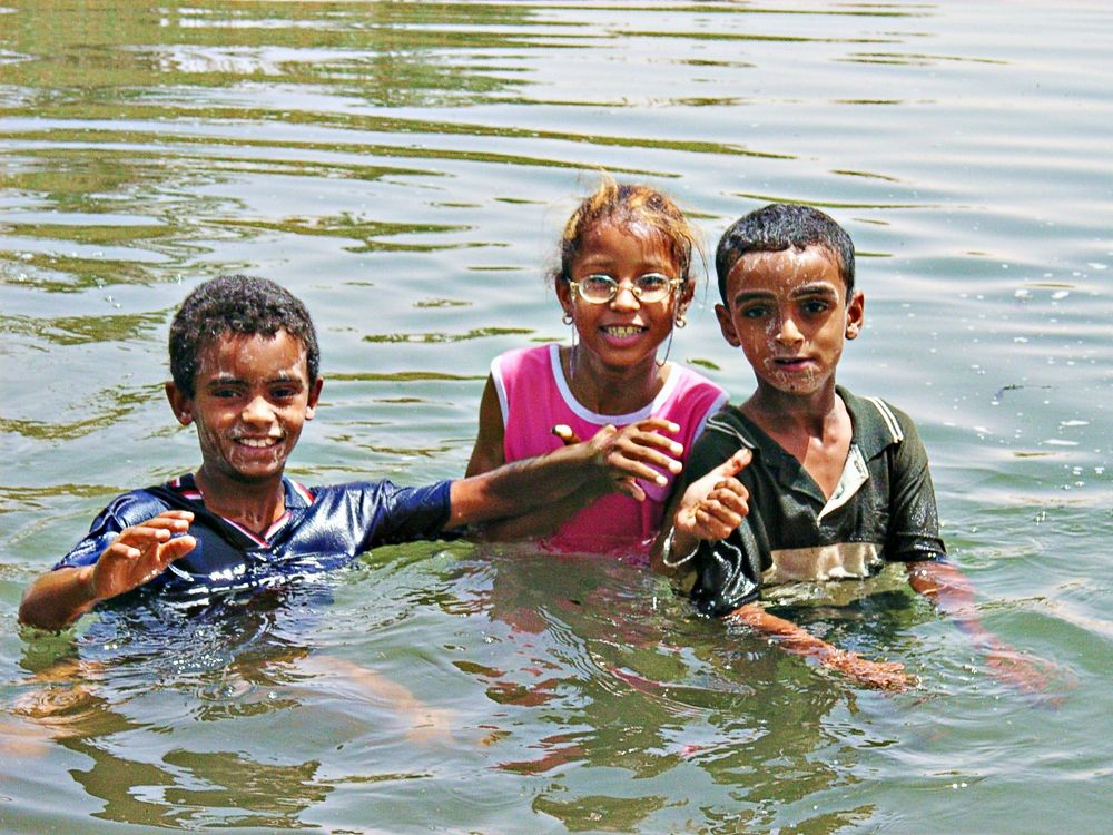 Jeux dans l'eau saumâtre