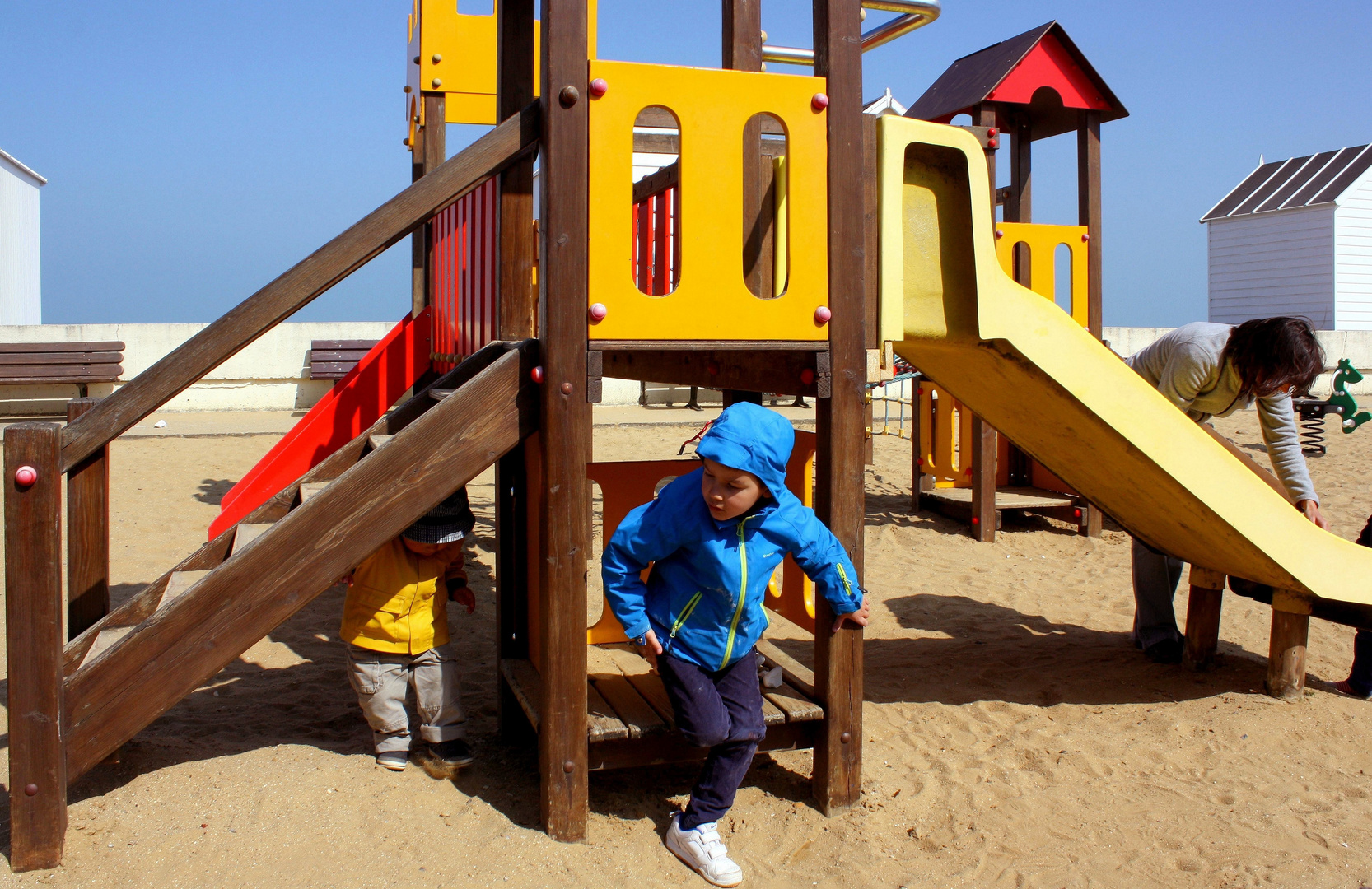 Jeux de plage par temps frais / 2