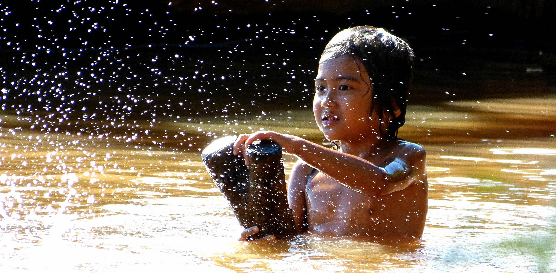 Jeux d'eau enfantin au Cambodge