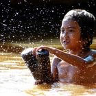 Jeux d'eau enfantin au Cambodge