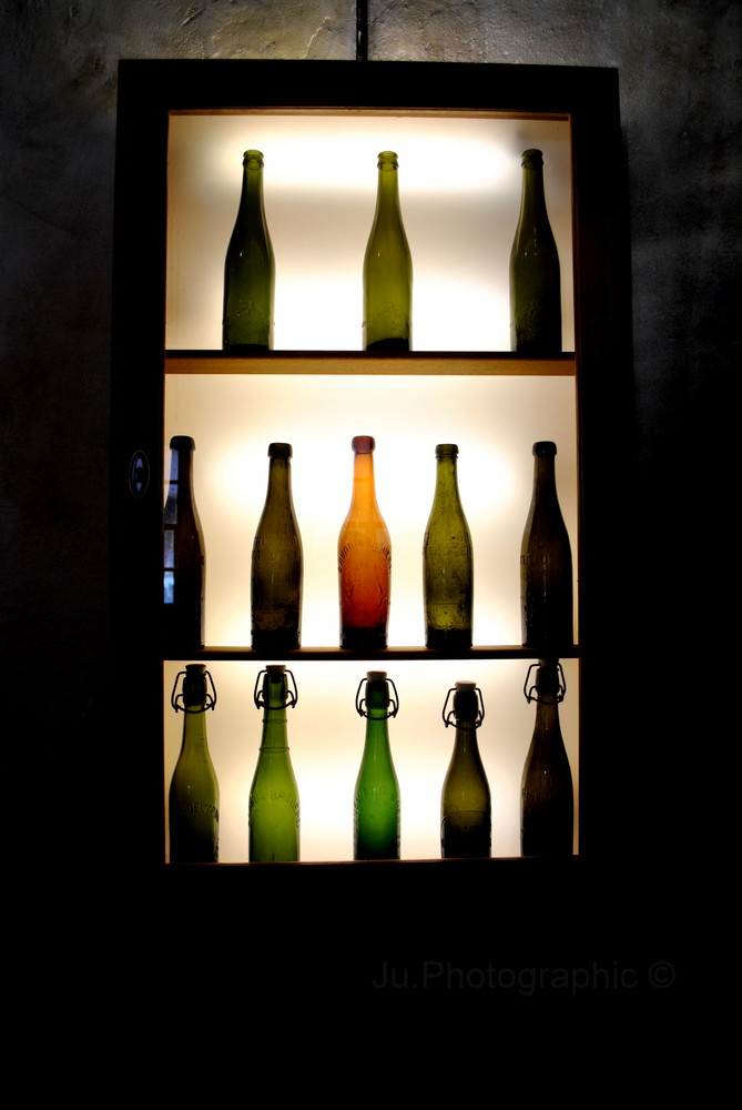 Jever Flaschen In Beleuchtetem Regal Foto Bild Alltagsdesign Motive Bilder Auf Fotocommunity