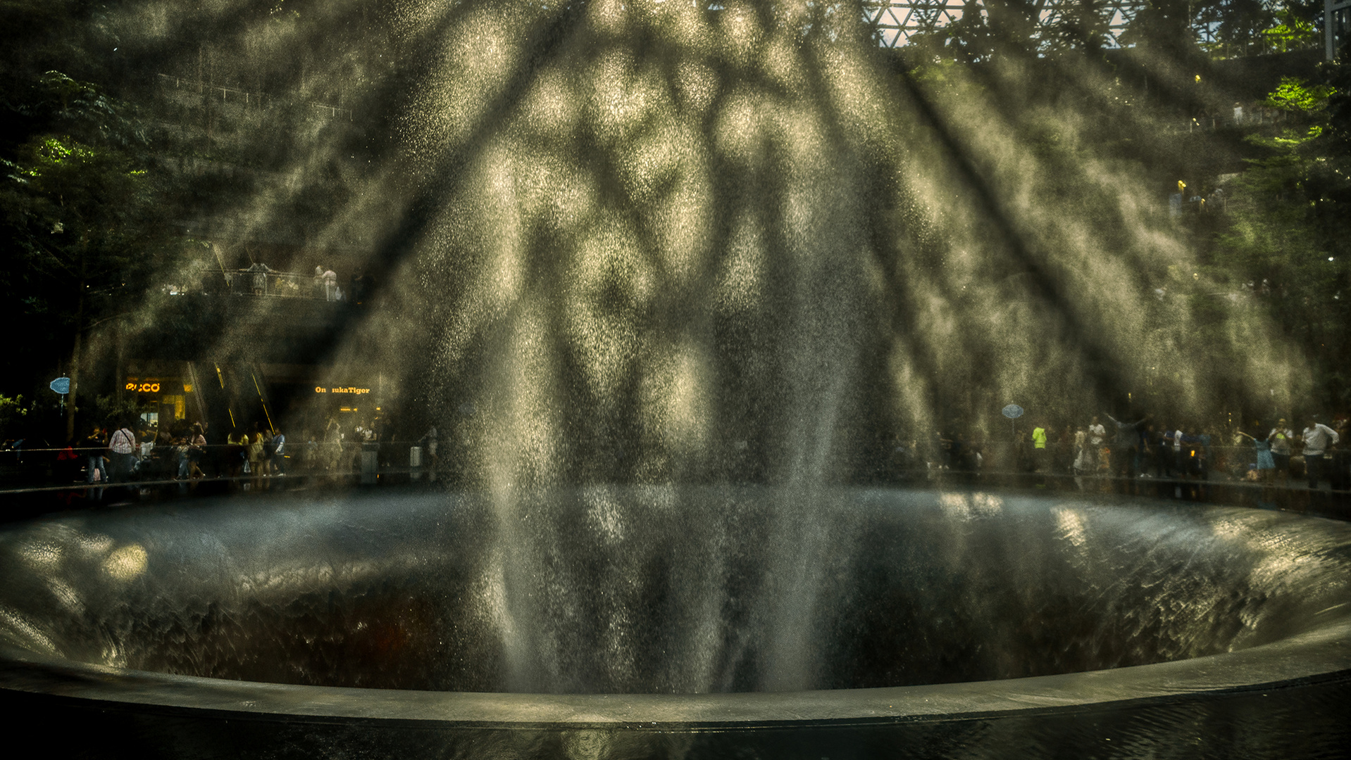 Jewel mit dem grössten Indoorwasserfall der Welt (XI)