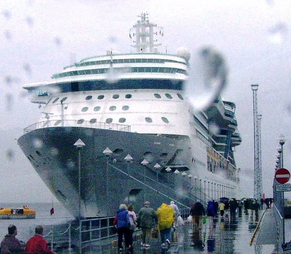 "Jewel of the Seas" bei Regen in Tallinn