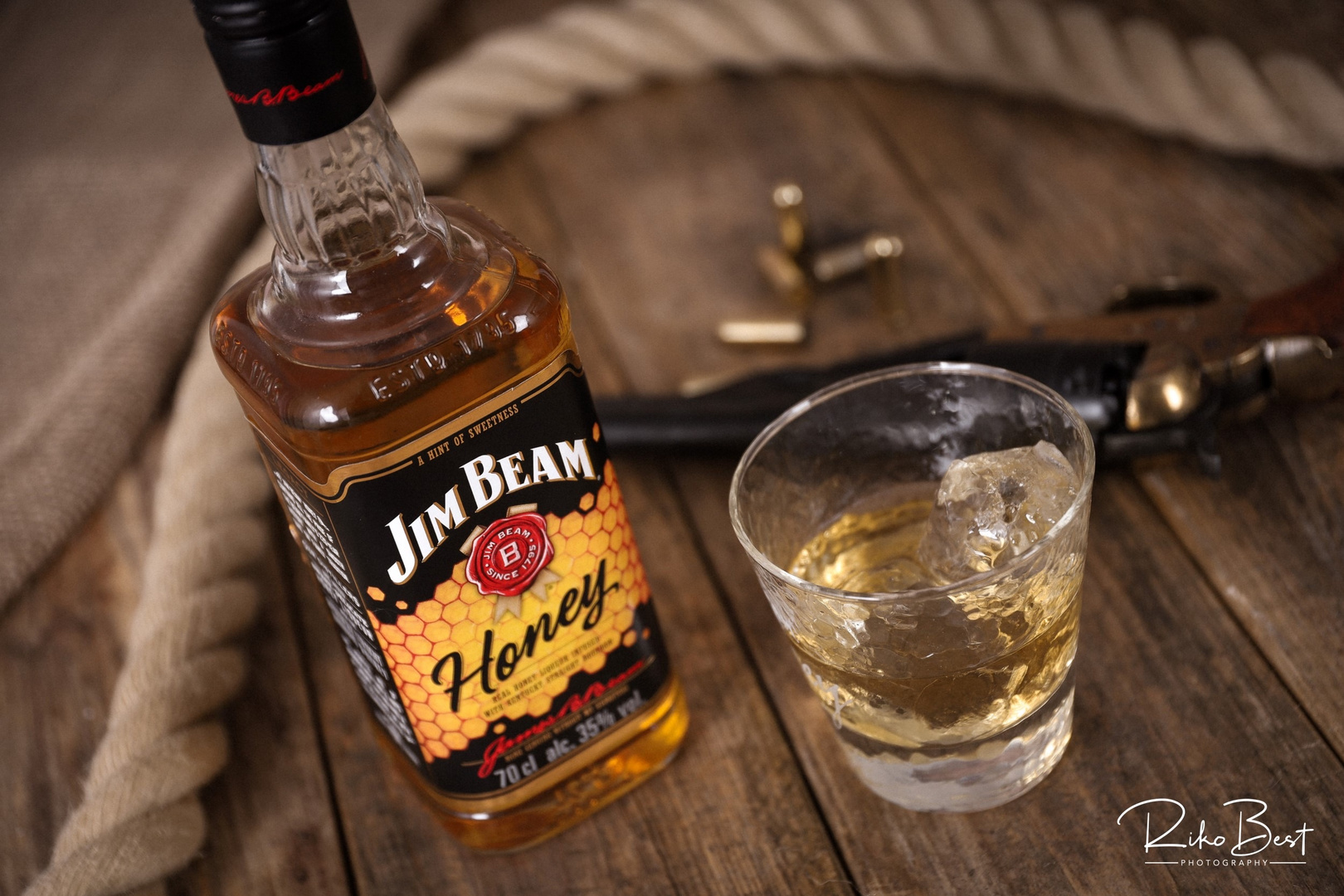 Jim Beam Honey Whisky Flasche auf einem alten Holztisch