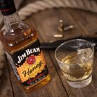 Jim Beam Honey Whisky Flasche auf einem alten Holztisch