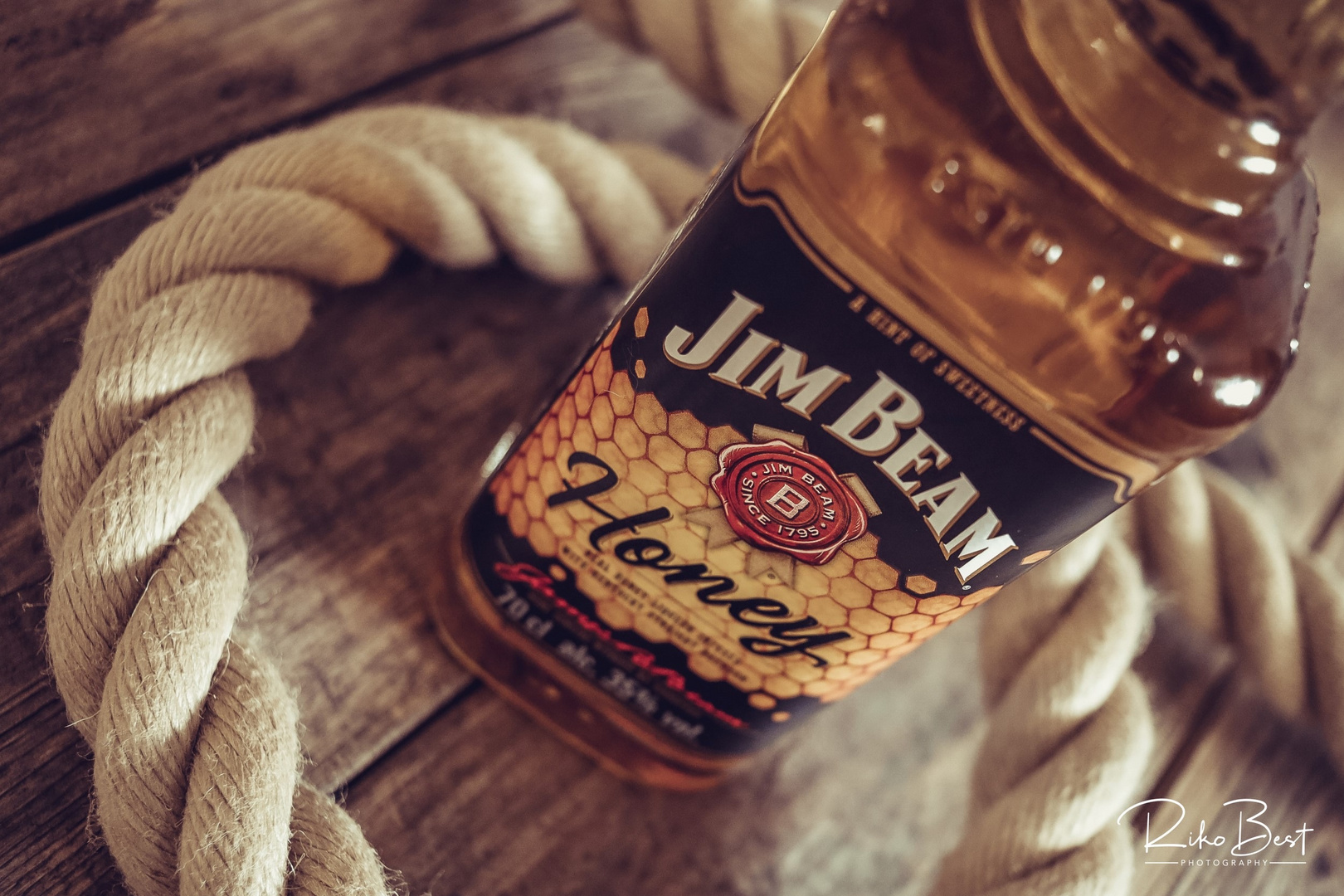 Jim Beam Honey Whisky Flasche auf einem alten Holztisch