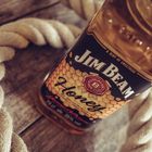 Jim Beam Honey Whisky Flasche auf einem alten Holztisch