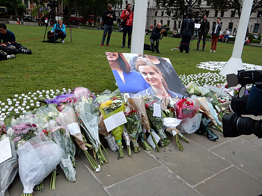 Jo Cox stierbt nach einen Attentat. 